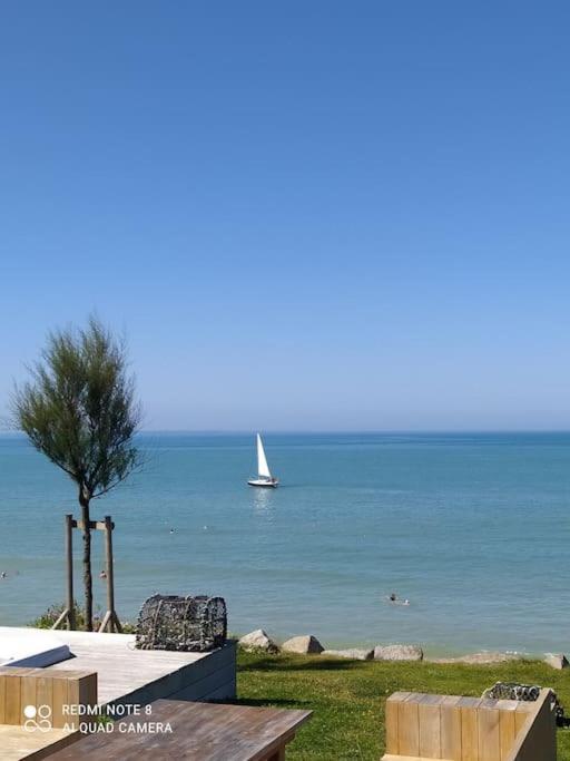 La Chaloupe Gites De Mer Jullouville-les-Pins Exteriér fotografie